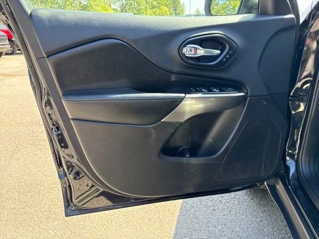 Used 2019 Diamond Black Crystal Pearlcoat Jeep Limited image 15