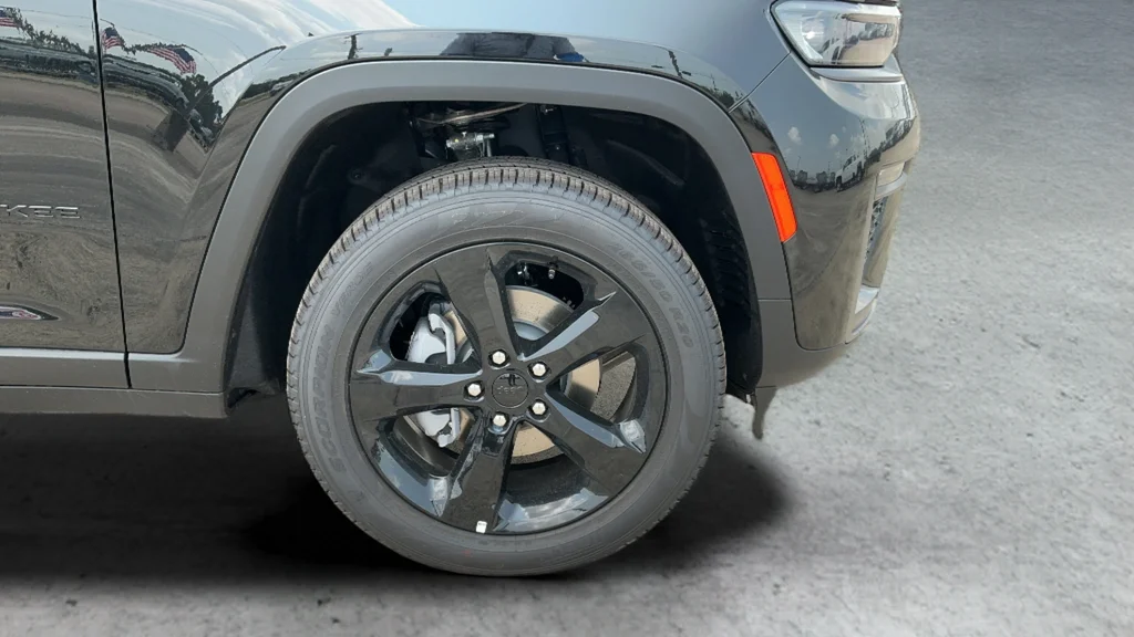 New 2026 Diamond Black Crystal Pearl-Coat Exterior Paint Jeep Limited image 23