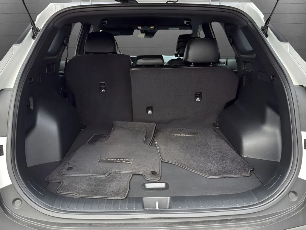 Used 2023 White Kia X-Line image 27