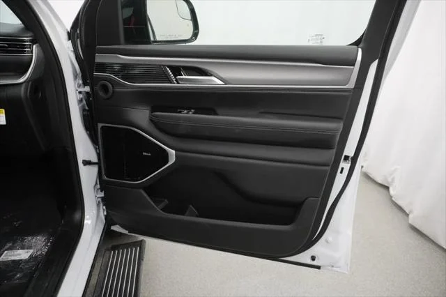 New 2026 Bright White Clear-Coat Exterior Paint Jeep Grand Wagoneer image 33