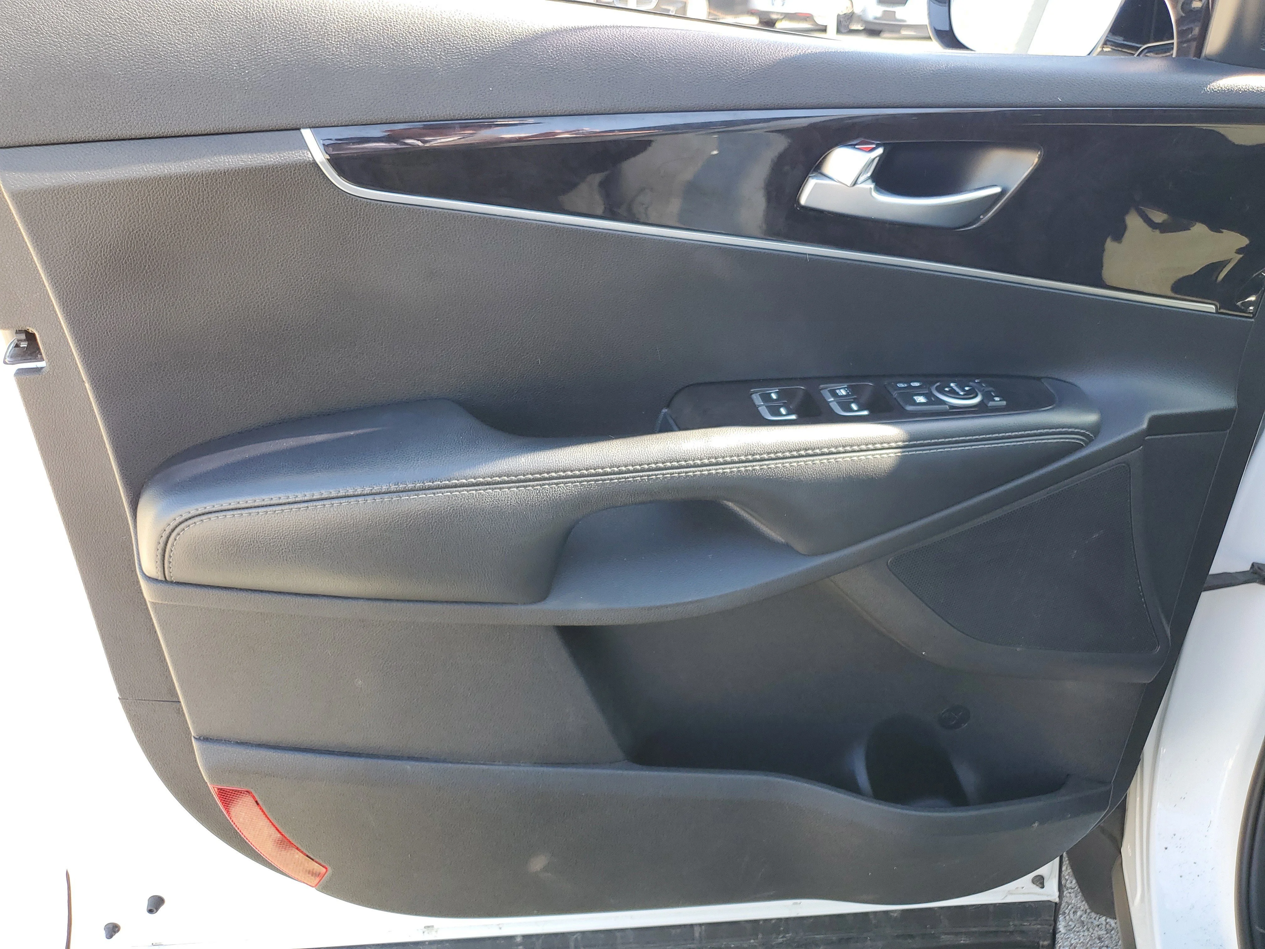 Used 2018 Snow White Pearl Kia LX V6 image 21