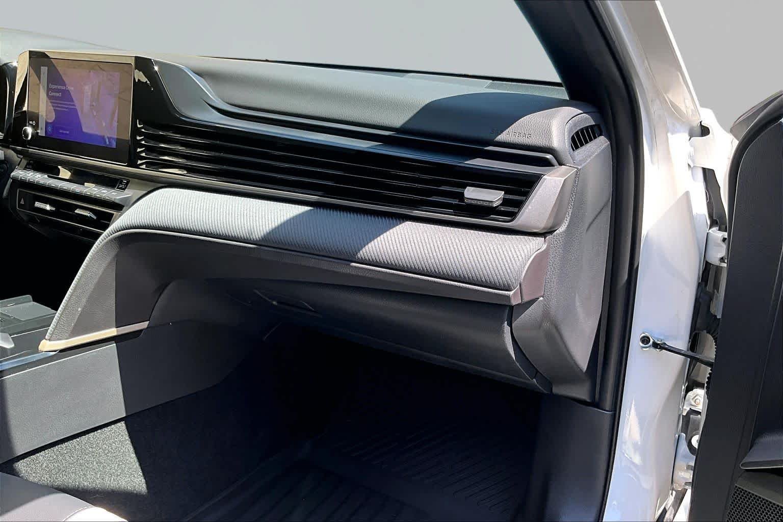Used 2025 Ice Cap Toyota SE image 19