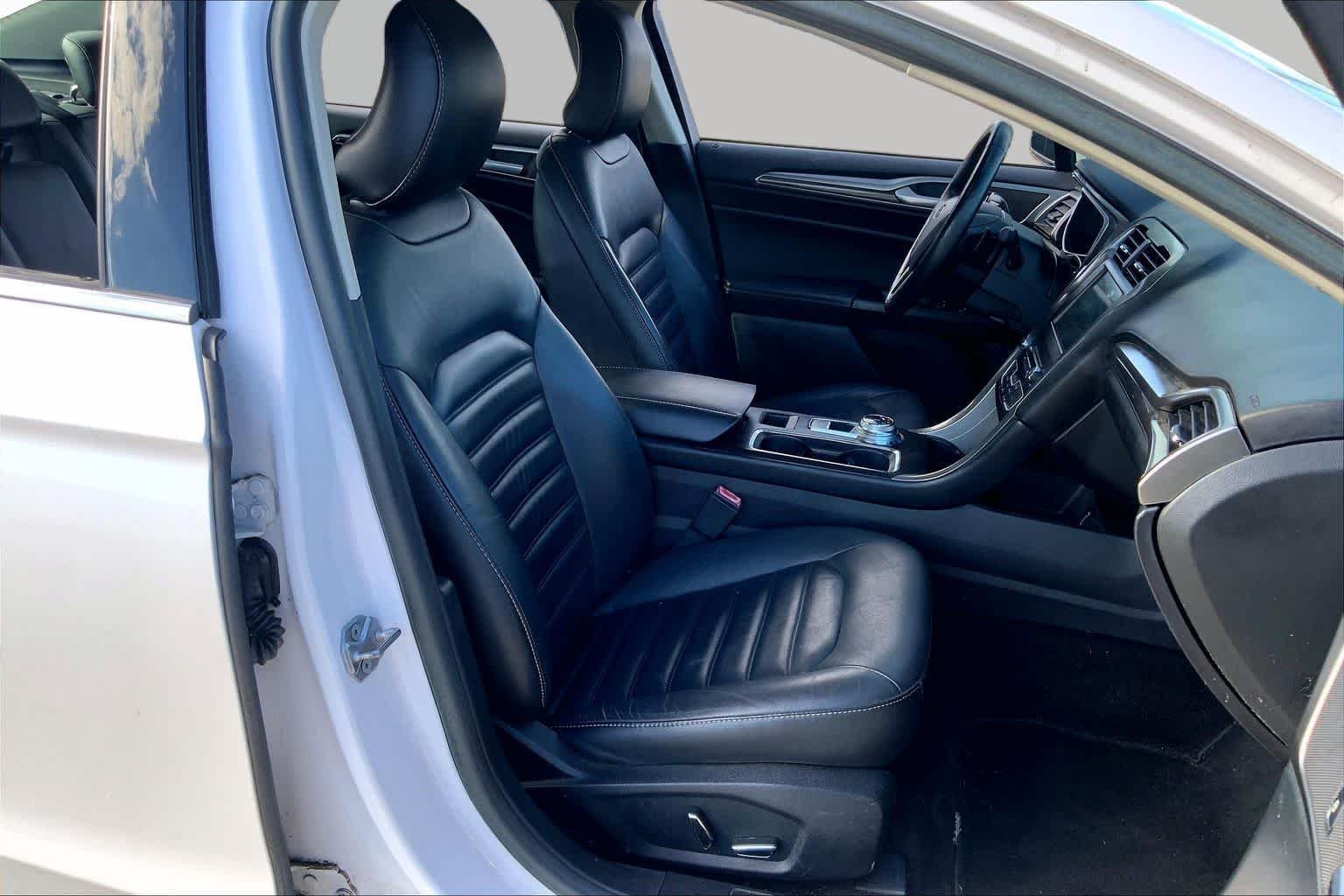 Used 2017 White Platinum Metallic Tri-Coat Ford SE image 9