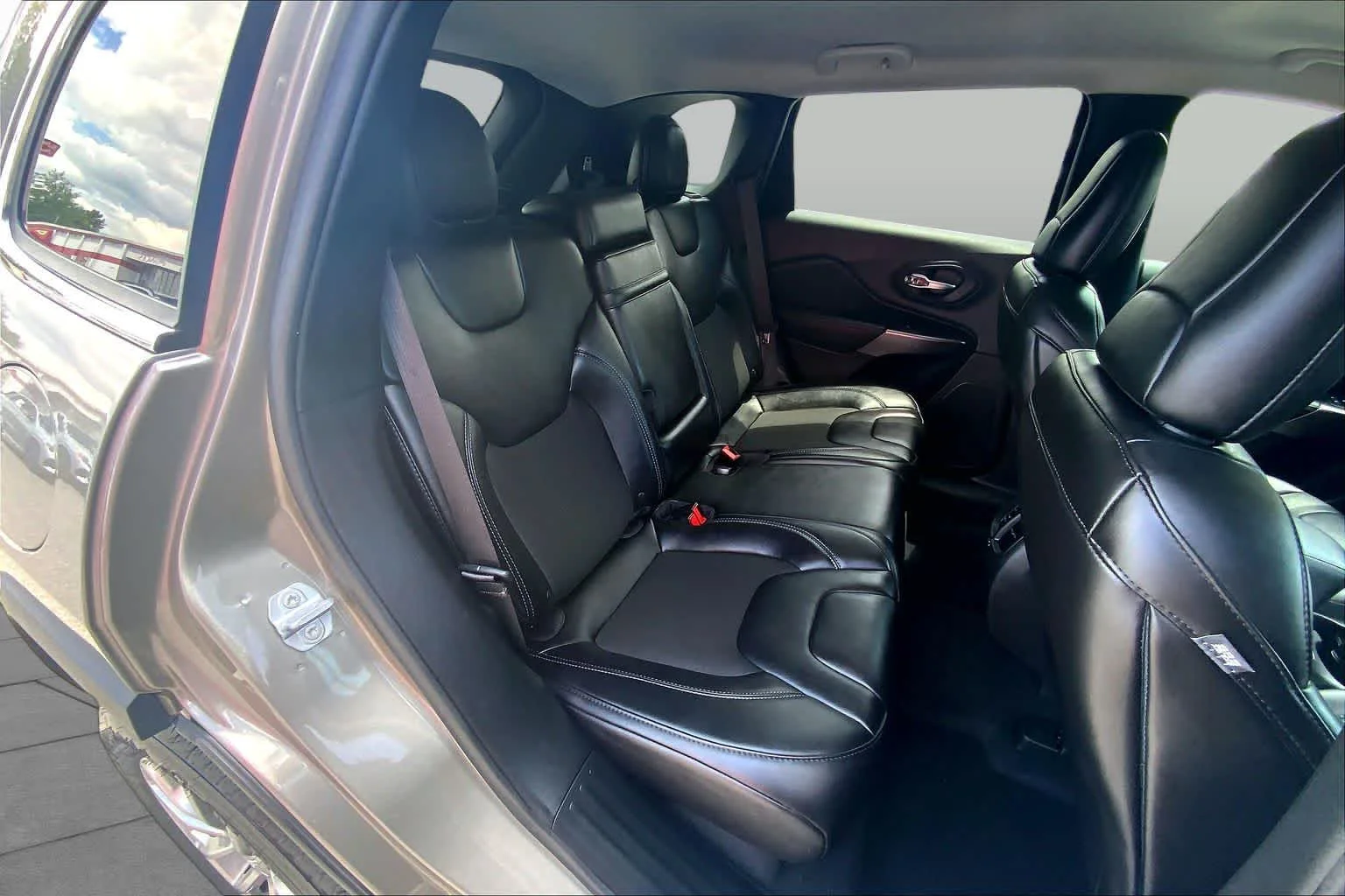 Used 2019 Light Brownstone Pearlcoat Jeep Latitude Plus image 18