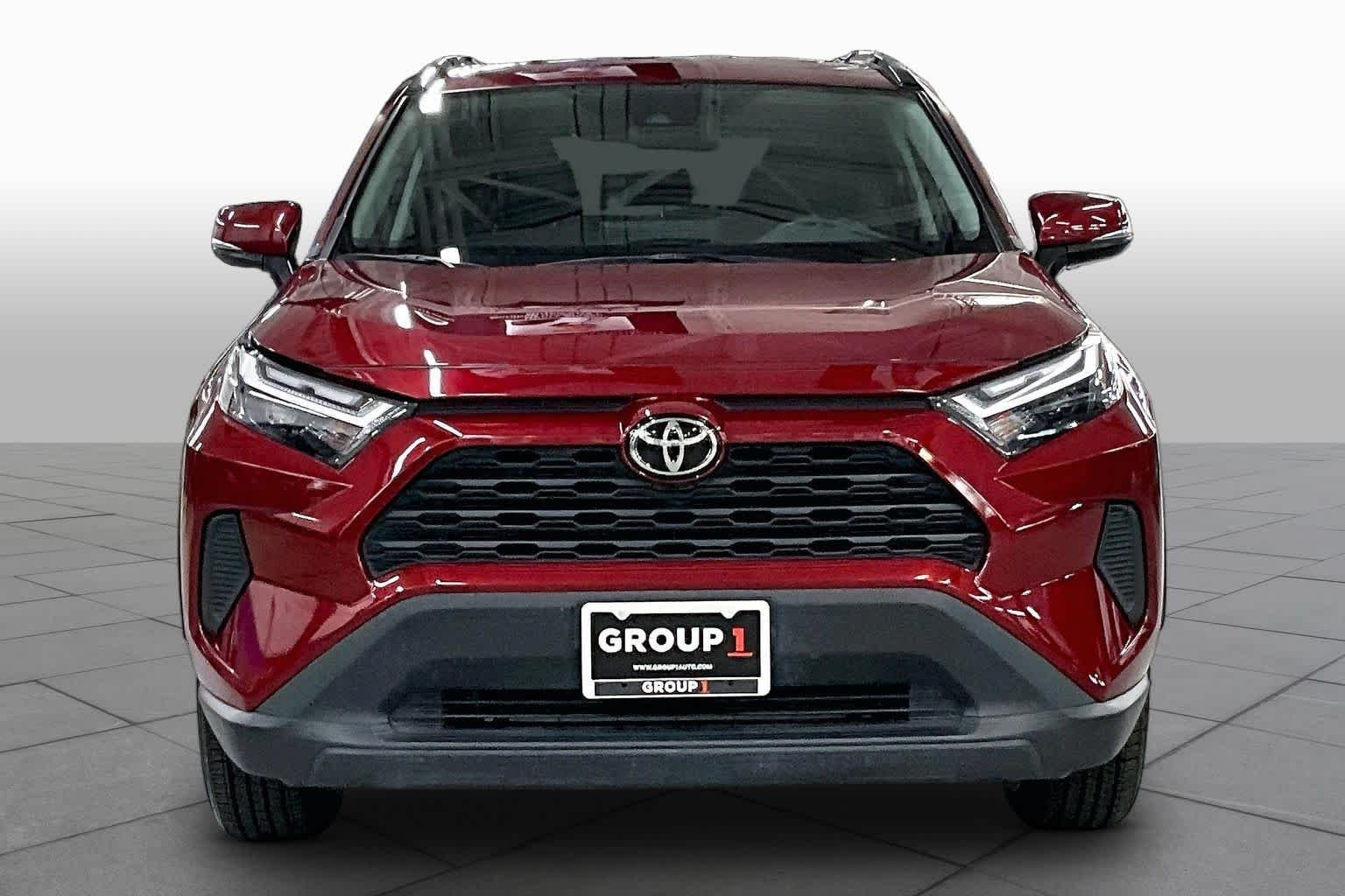 Used 2025 Ruby Flare Pearl Toyota XLE image 4