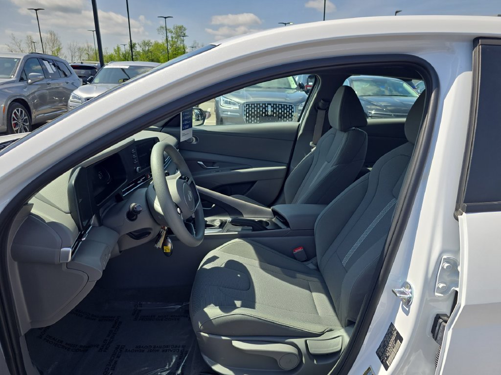 Used 2025 White Hyundai SE image 13