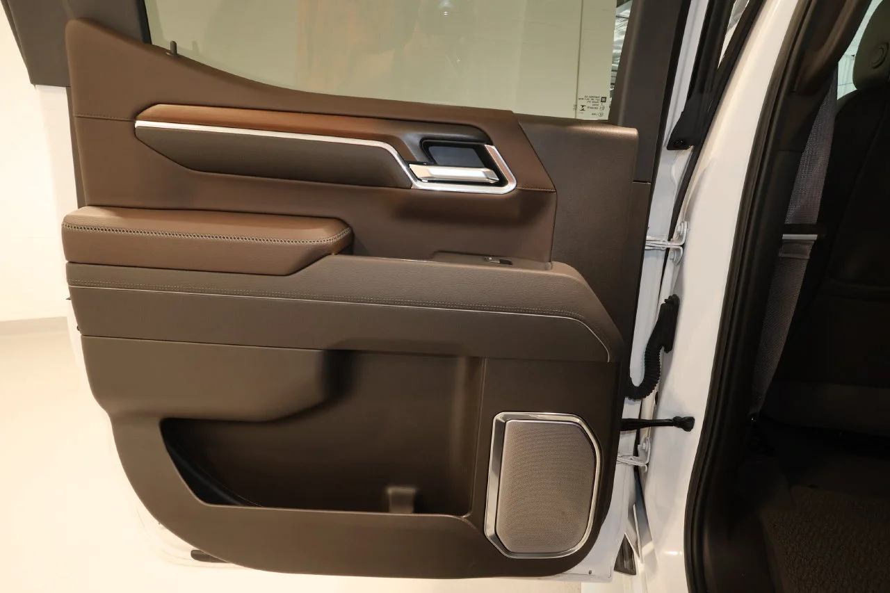 Used 2025 White Frost Tricoat GMC Denali image 22