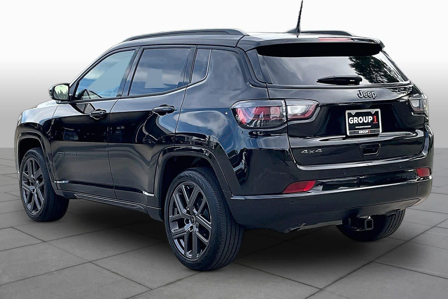 Used 2025 Diamond Black Crystal Pearlcoat Jeep Limited image 12