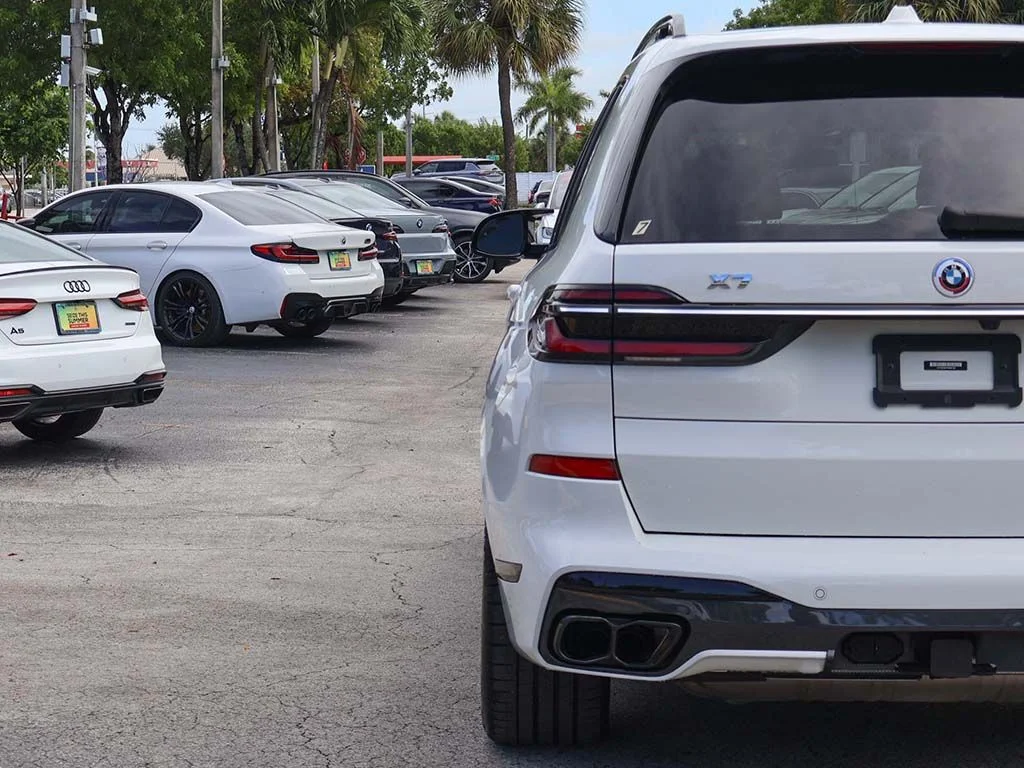 Used 2023 White BMW M60i image 18