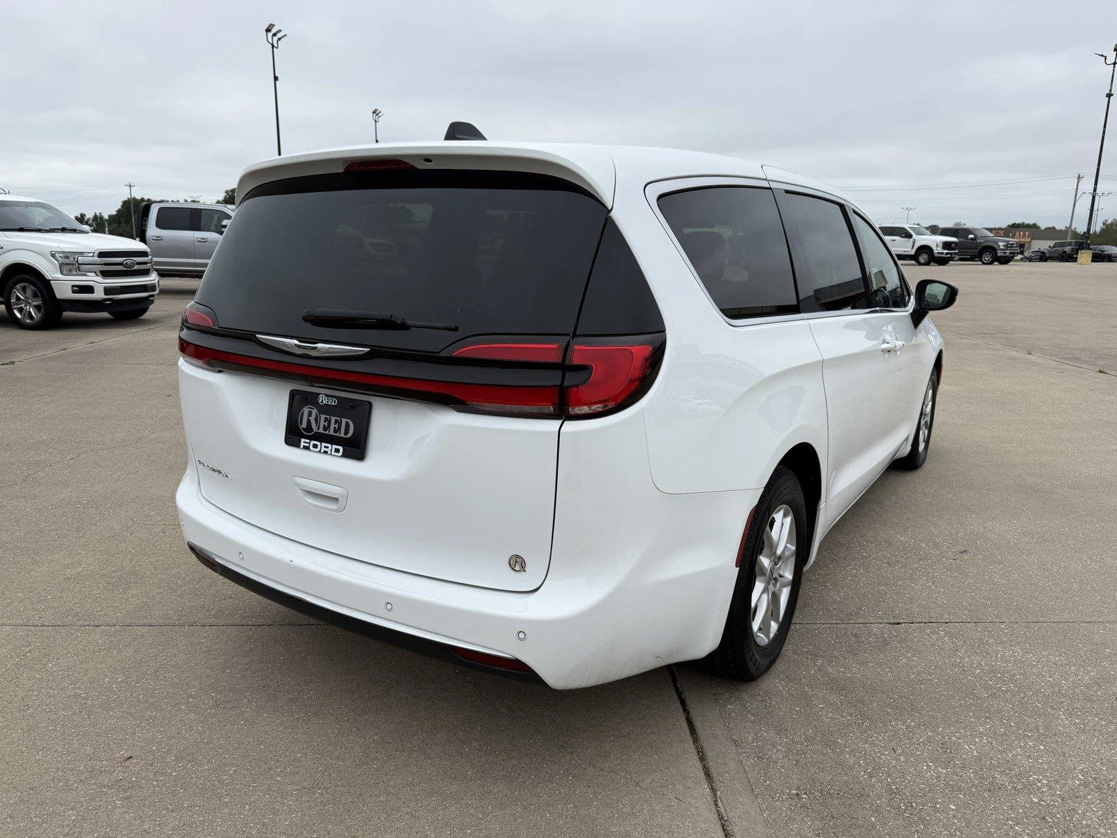 Certified Used 2025 Bright White Clearcoat Chrysler Select image 9