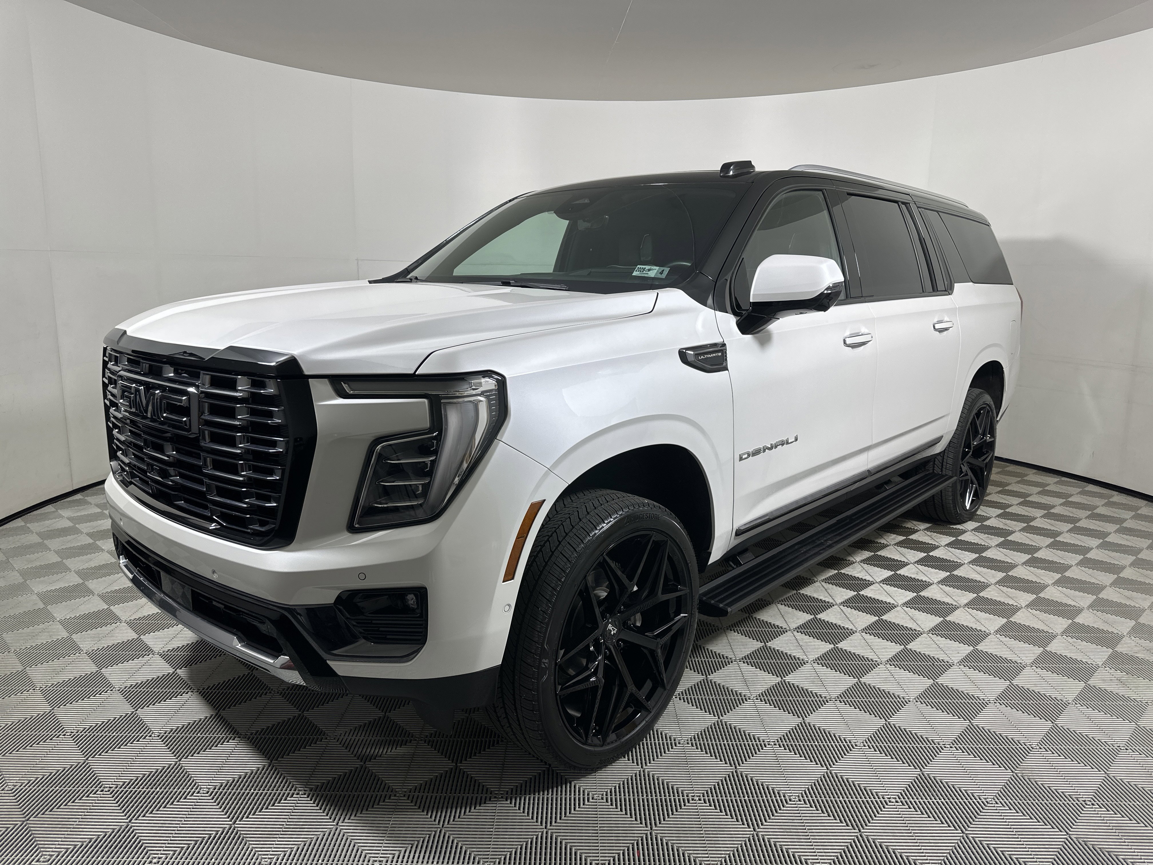 Used 2025 White Frost Tricoat GMC Denali Ultimate image 3