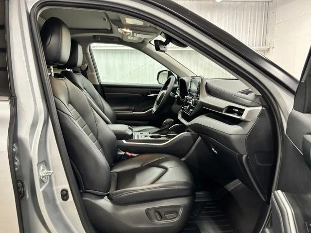 Used 2021 Silver Toyota XLE image 22