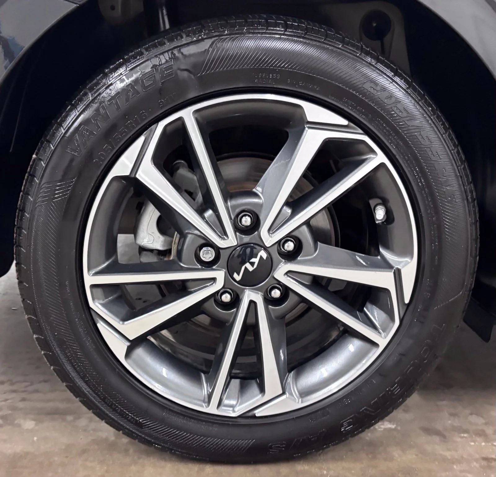Used 2022 Black Kia LXS image 8