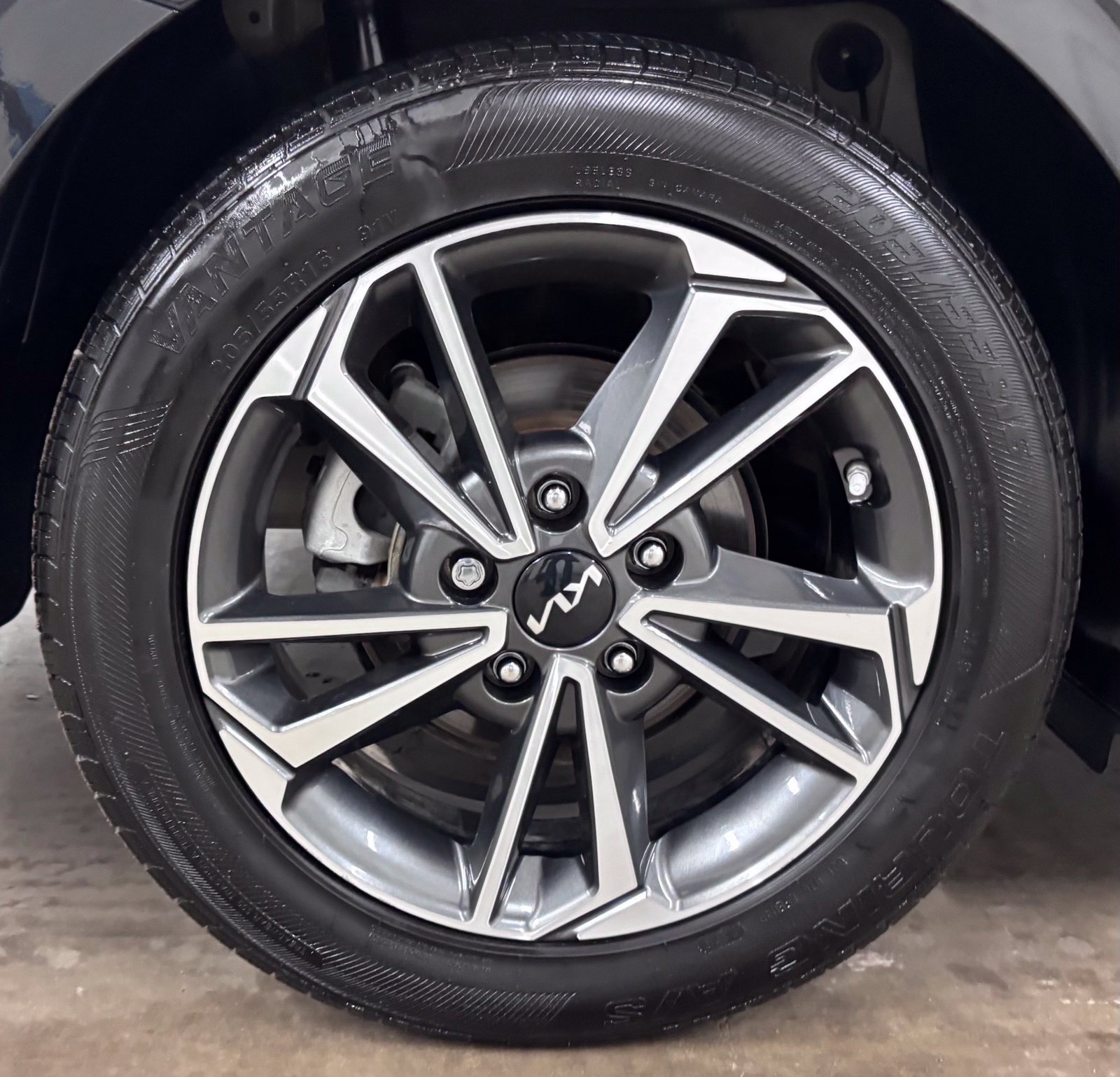 Used 2022 Black Kia LXS image 8