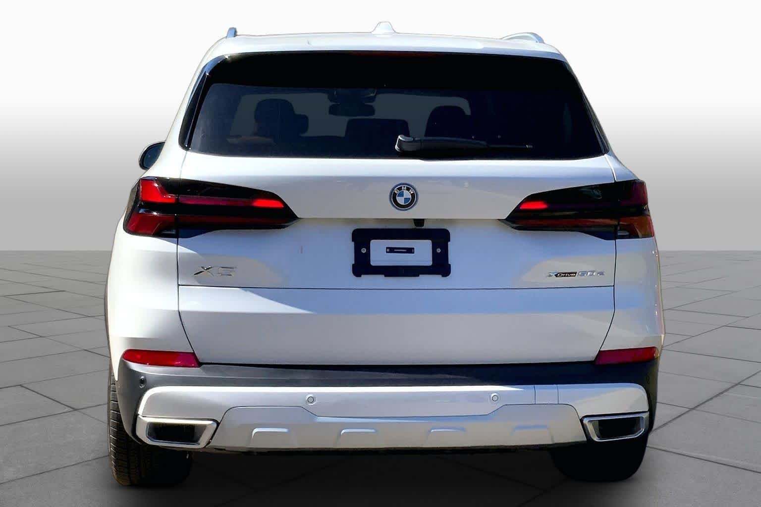 New 2026 Mineral White Metallic BMW xDrive50e image 4