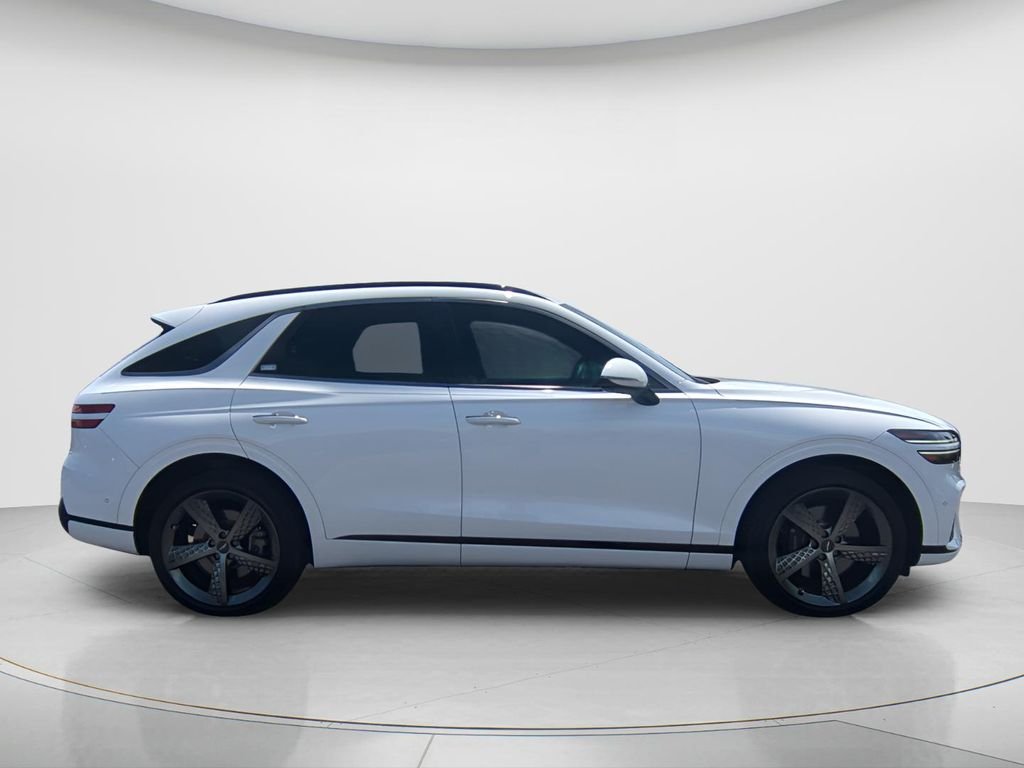 Used 2022 White Genesis 3.5T Sport image 4