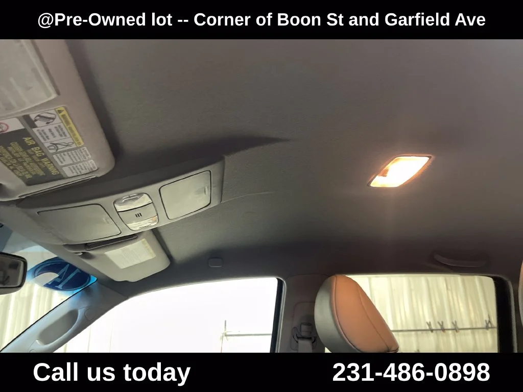 Used 2014  Toyota Base image 12