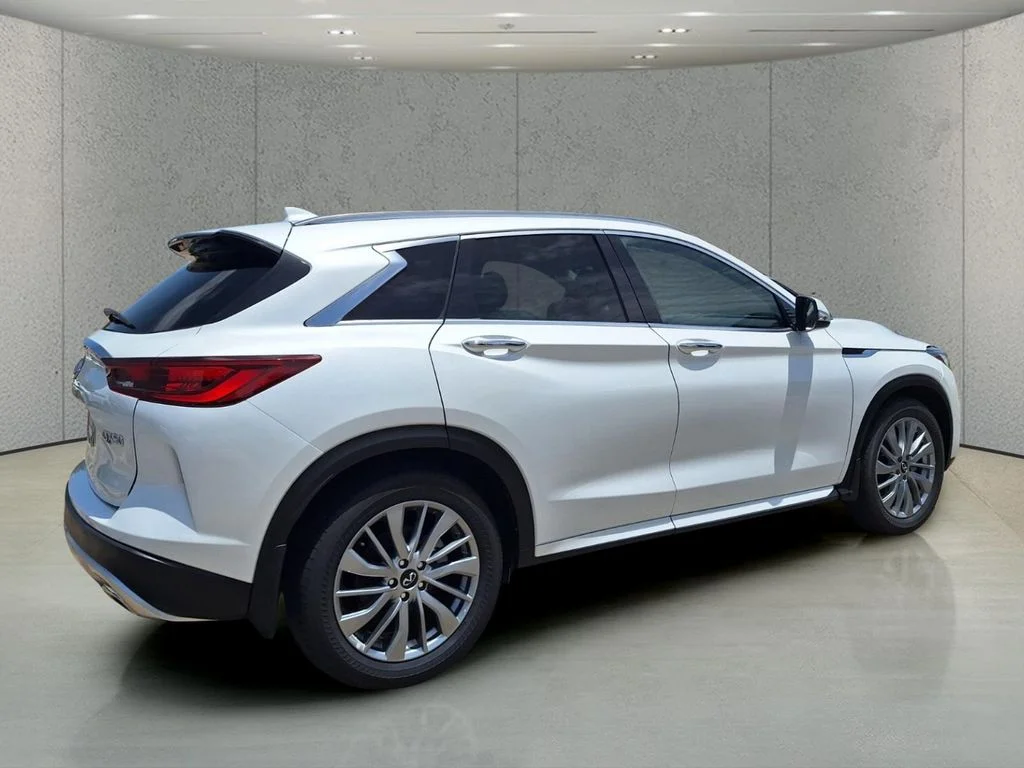 Used 2023 White INFINITI LUXE image 5