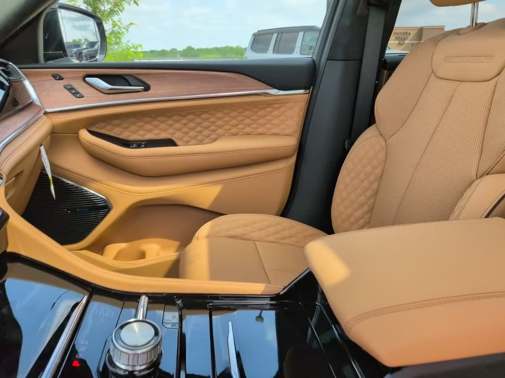 New 2026 White/off-white Jeep Summit image 19