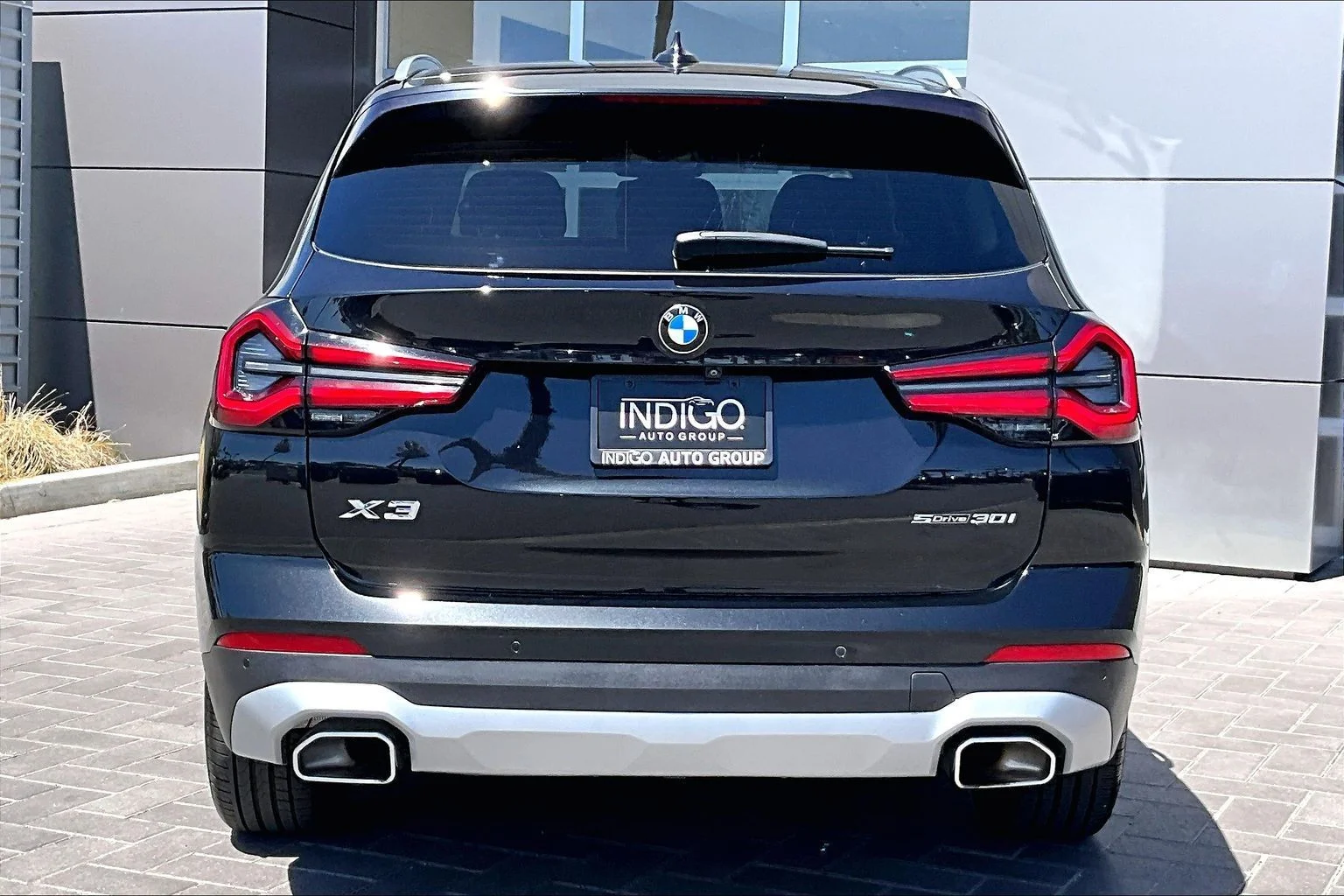 Used 2022 Black BMW sDrive30i image 4