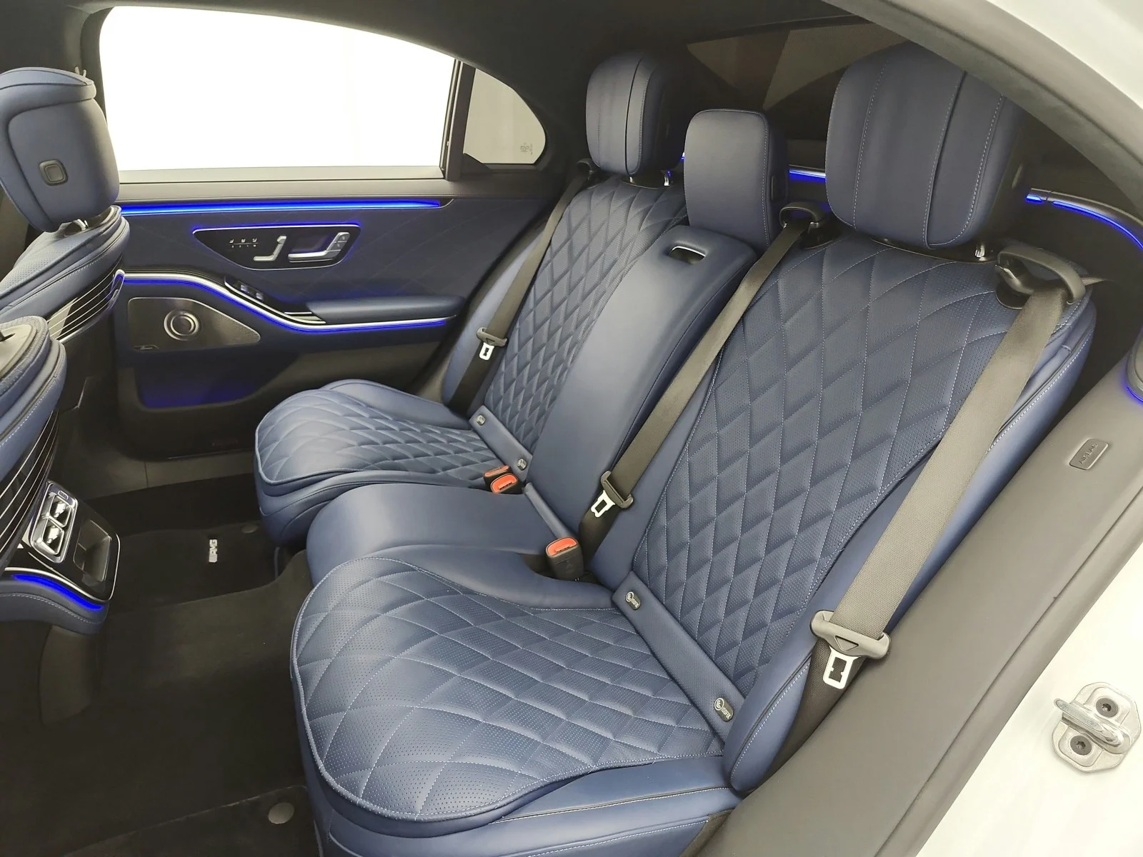 Used 2025 MANUFAKTUR Moonlight White Metallic Mercedes-Benz S 580 4MATIC® Sedan image 23