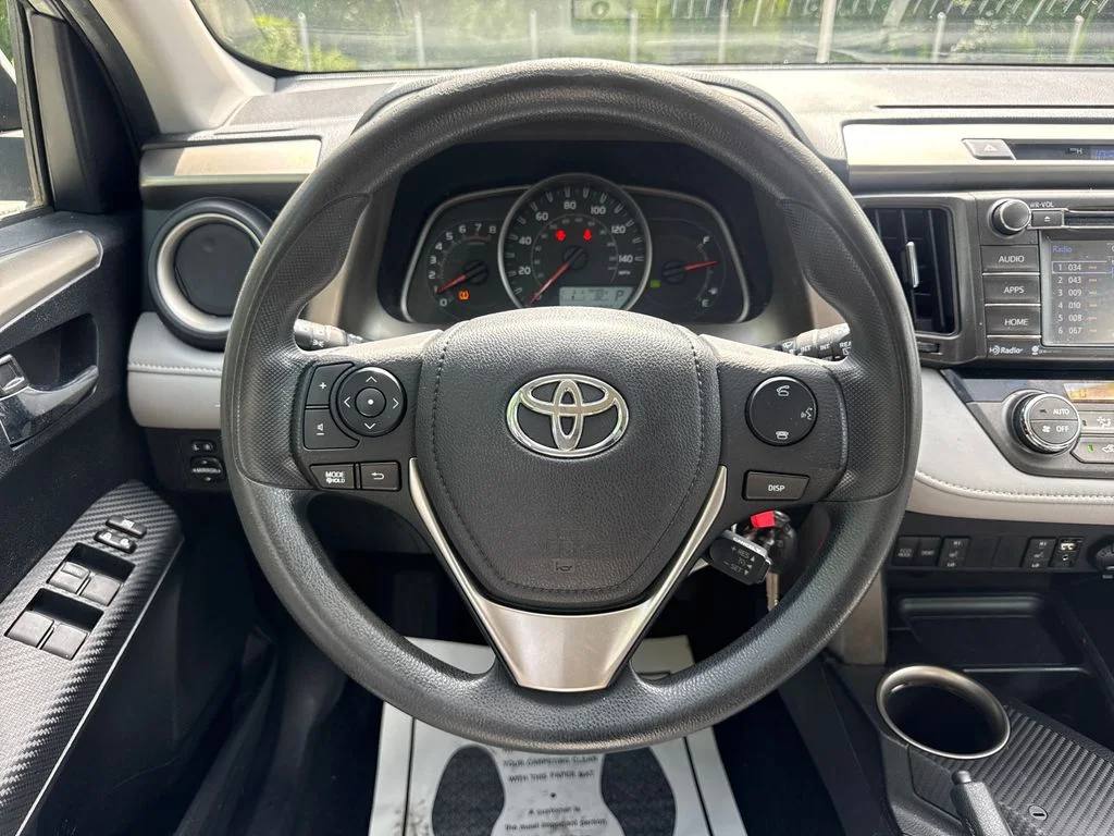 Used 2015 Classic Silver Metallic Toyota XLE image 19
