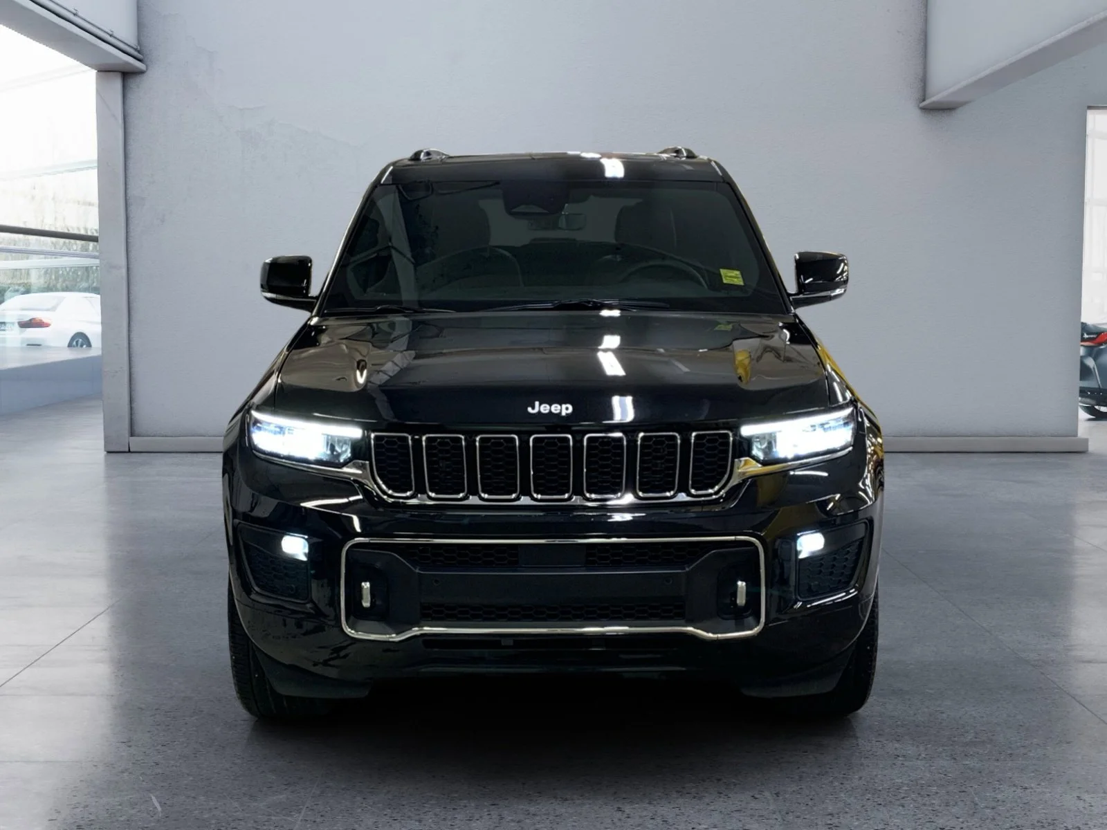 Used 2025 Diamond Black Crystal Pearl Jeep Overland image 8