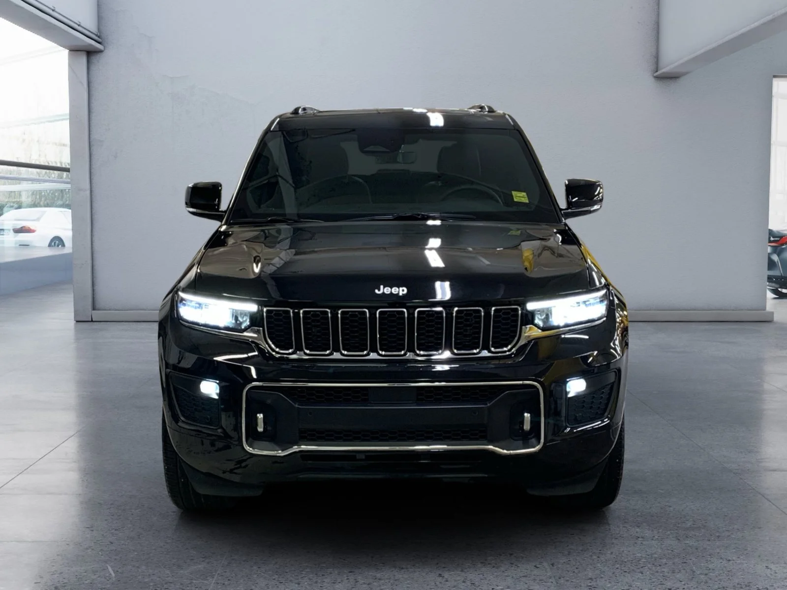 Used 2025 Diamond Black Crystal Pearl Jeep Overland image 8