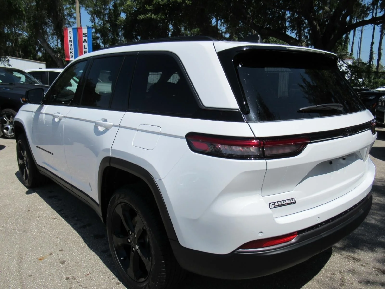 New 2026 Bright White Clear-Coat Exterior Paint Jeep Limited image 5
