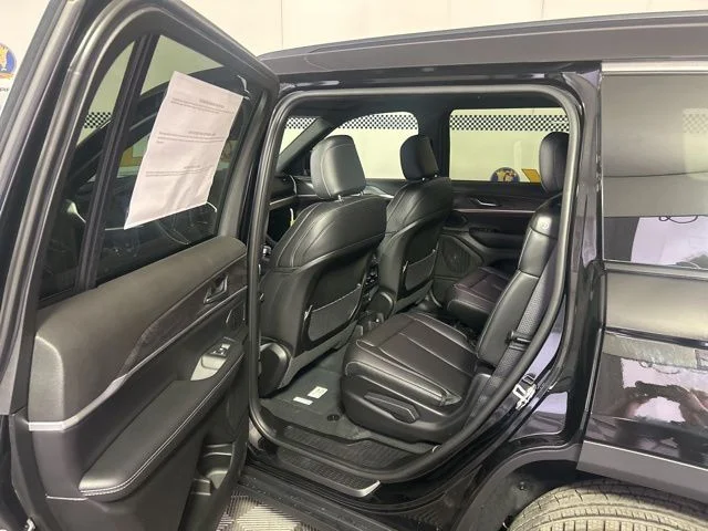 New 2026 Diamond Black Crystal Pearl-Coat Exterior Paint Jeep Limited image 34