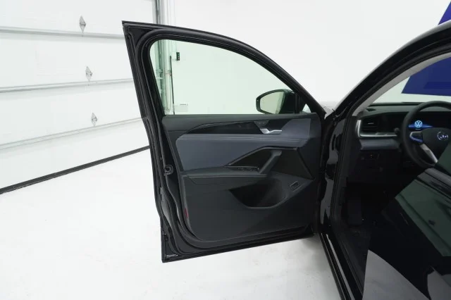 New 2026 Deep Black Pearl Volkswagen SE image 13