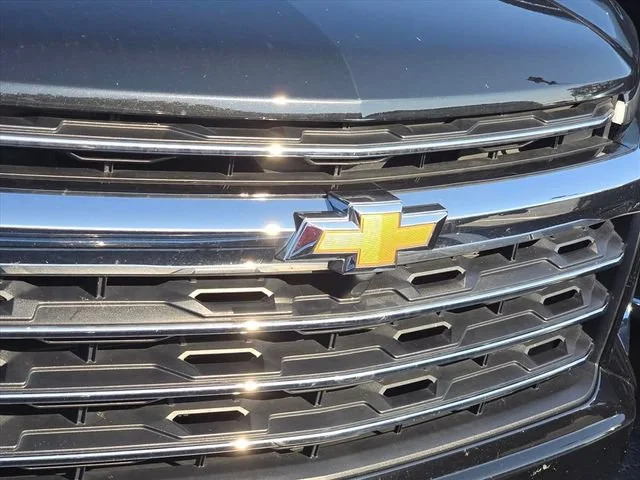 Used 2025 Mosaic Black Metallic Chevrolet LT image 16