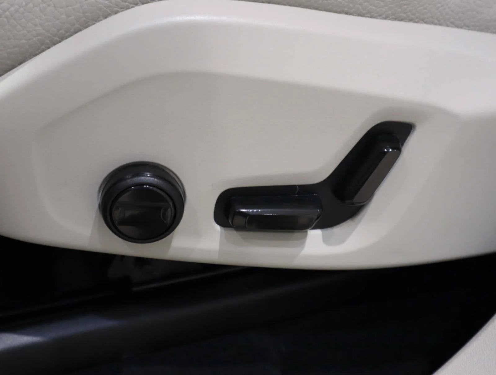 Used 2025 White Volvo Plus image 22
