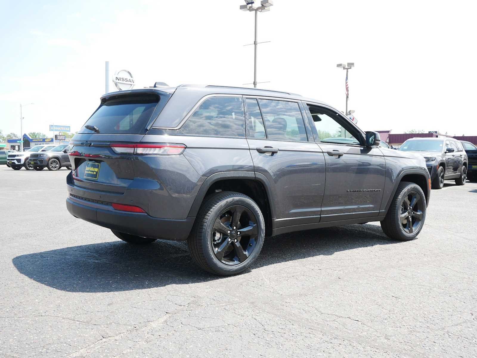 New 2026 Baltic Gray Metallic Clear-Coat Exterior Paint Jeep Limited image 7