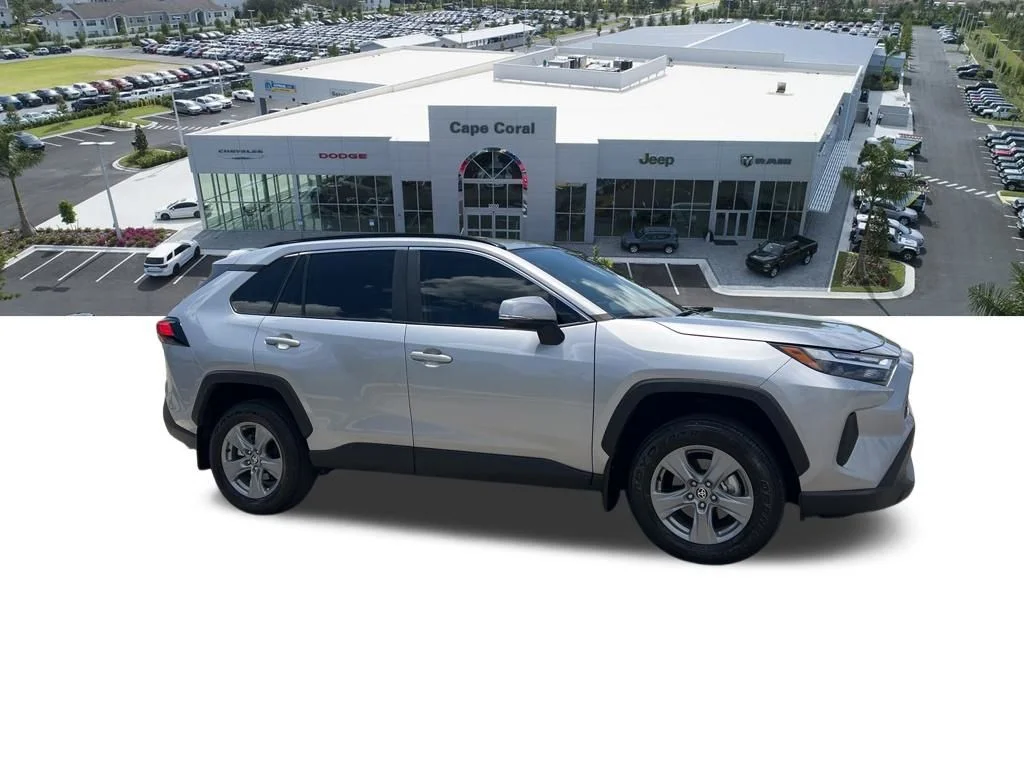 Used 2025  Toyota XLE image 11