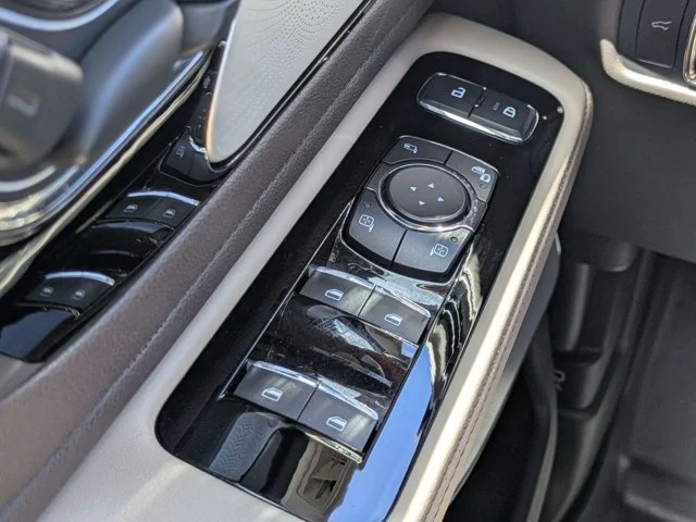 Used 2022 White Metallic Lincoln Reserve image 21