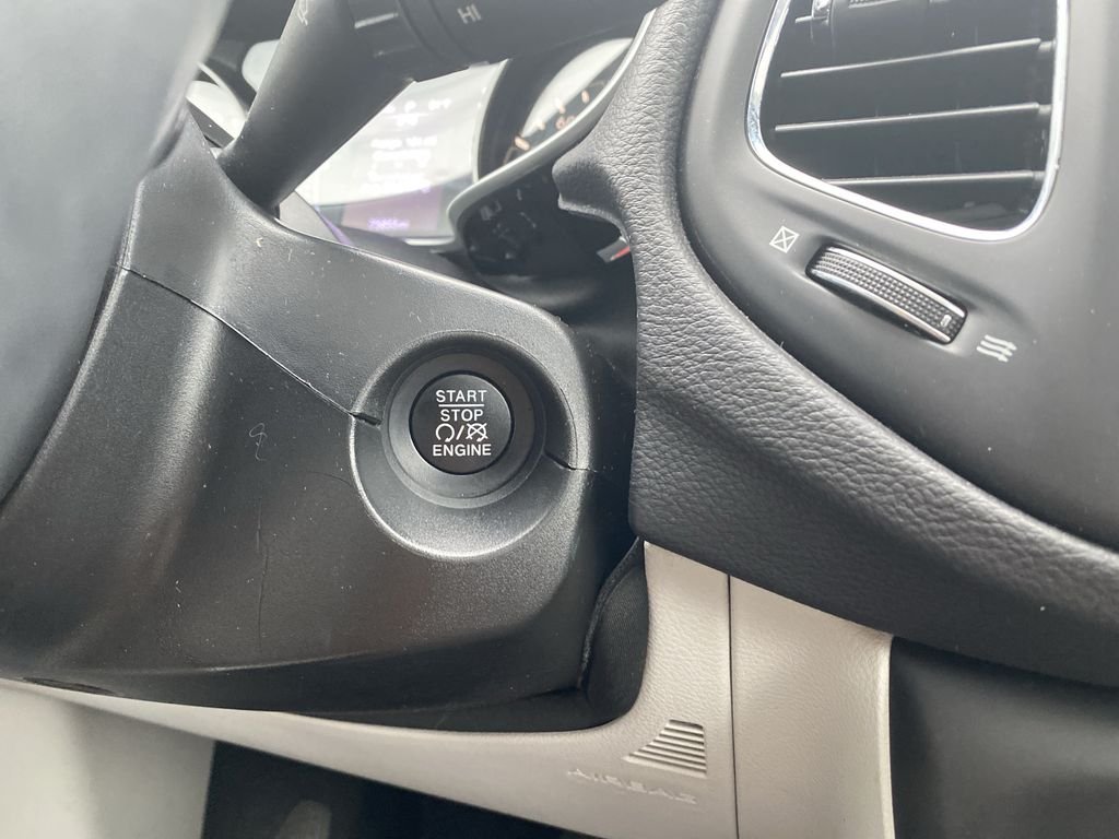 Used 2018 Redline Pearlcoat Jeep Latitude image 21