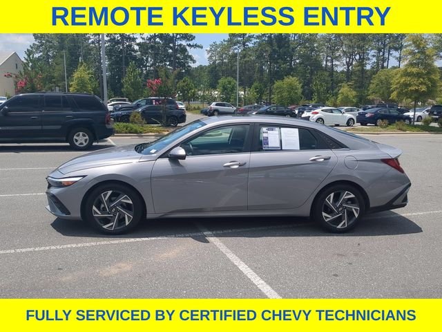 Used 2025 Silver Hyundai SEL Convenience image 10