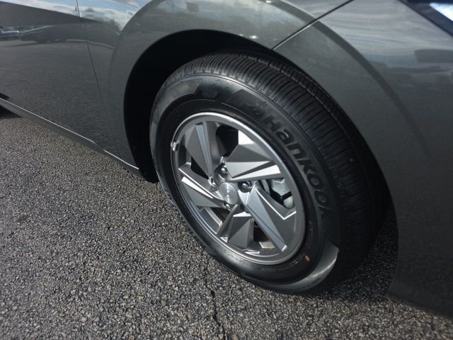 Used 2025 Gray Hyundai SE image 9