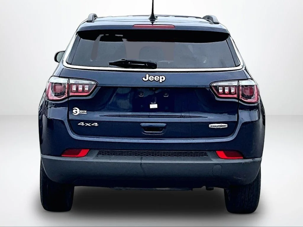 Used 2019 Blue Jeep Latitude image 5