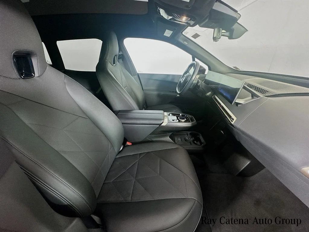 Used 2024 Red BMW xDrive50 image 28