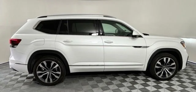 2023 Volkswagen Atlas 3.6L SEL Premium R-Line 4MOTION's photo