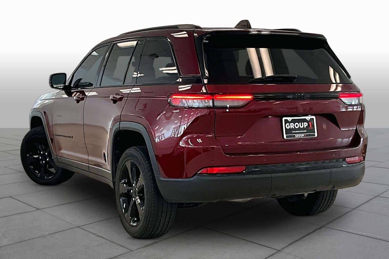 Used 2023 Velvet Red Pearlcoat Jeep Altitude image 11