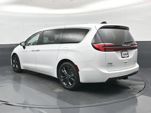 New 2026 Bright White Clear-Coat Exterior Paint Chrysler Limited image 29