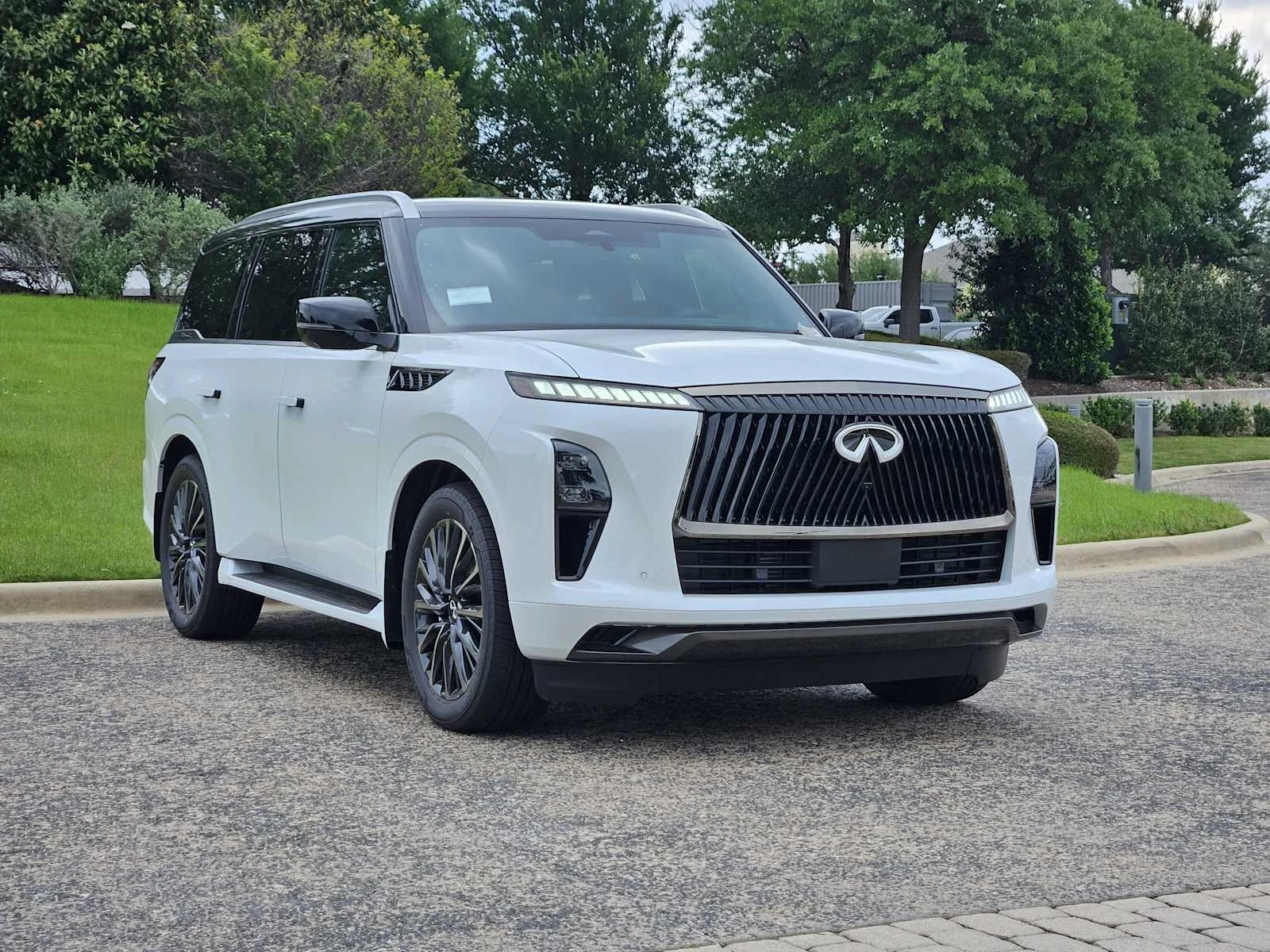 New 2026 2T RADIANT WHIT INFINITI Autograph 4WD image 2