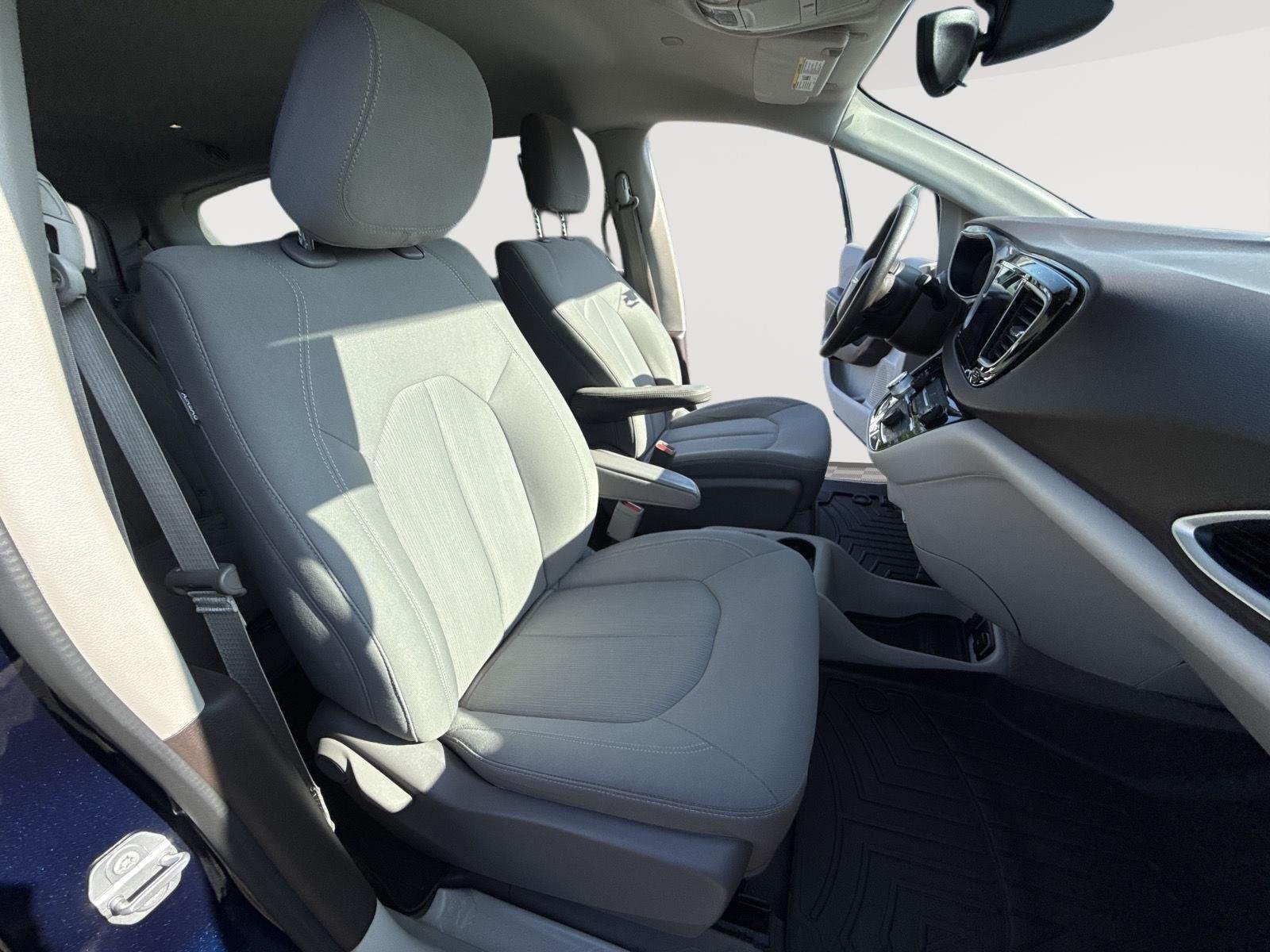Used 2017 Jazz Blue Pearlcoat Chrysler Touring image 29
