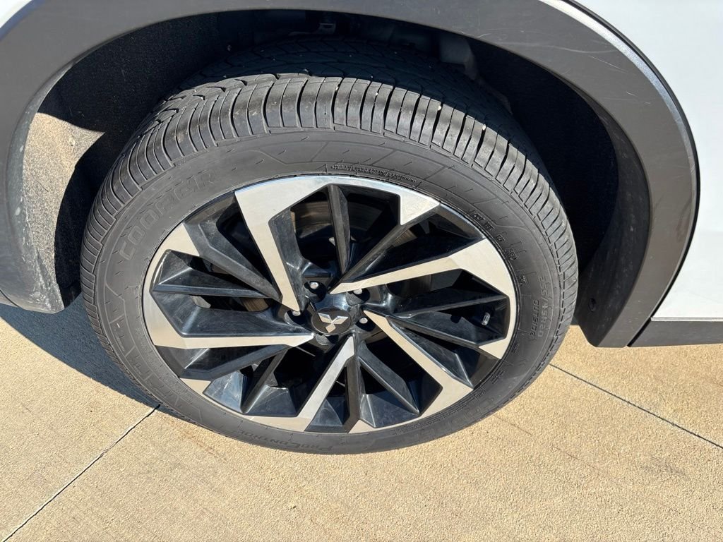Used 2023 White Diamond Mitsubishi SE image 11