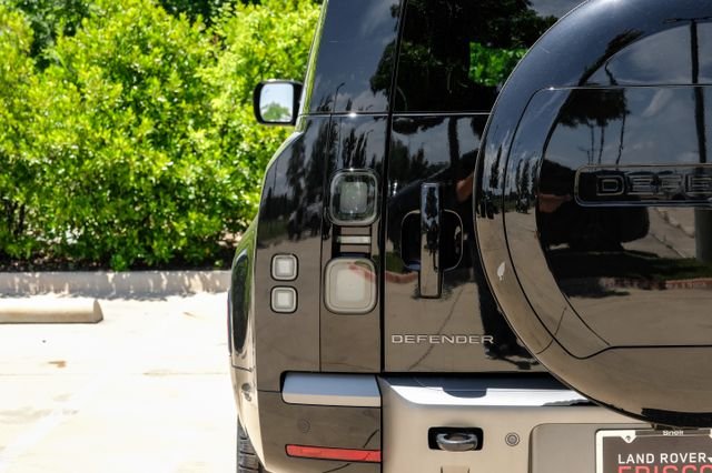 New 2026 Santorini Black Metallic Land Rover V8 image 59