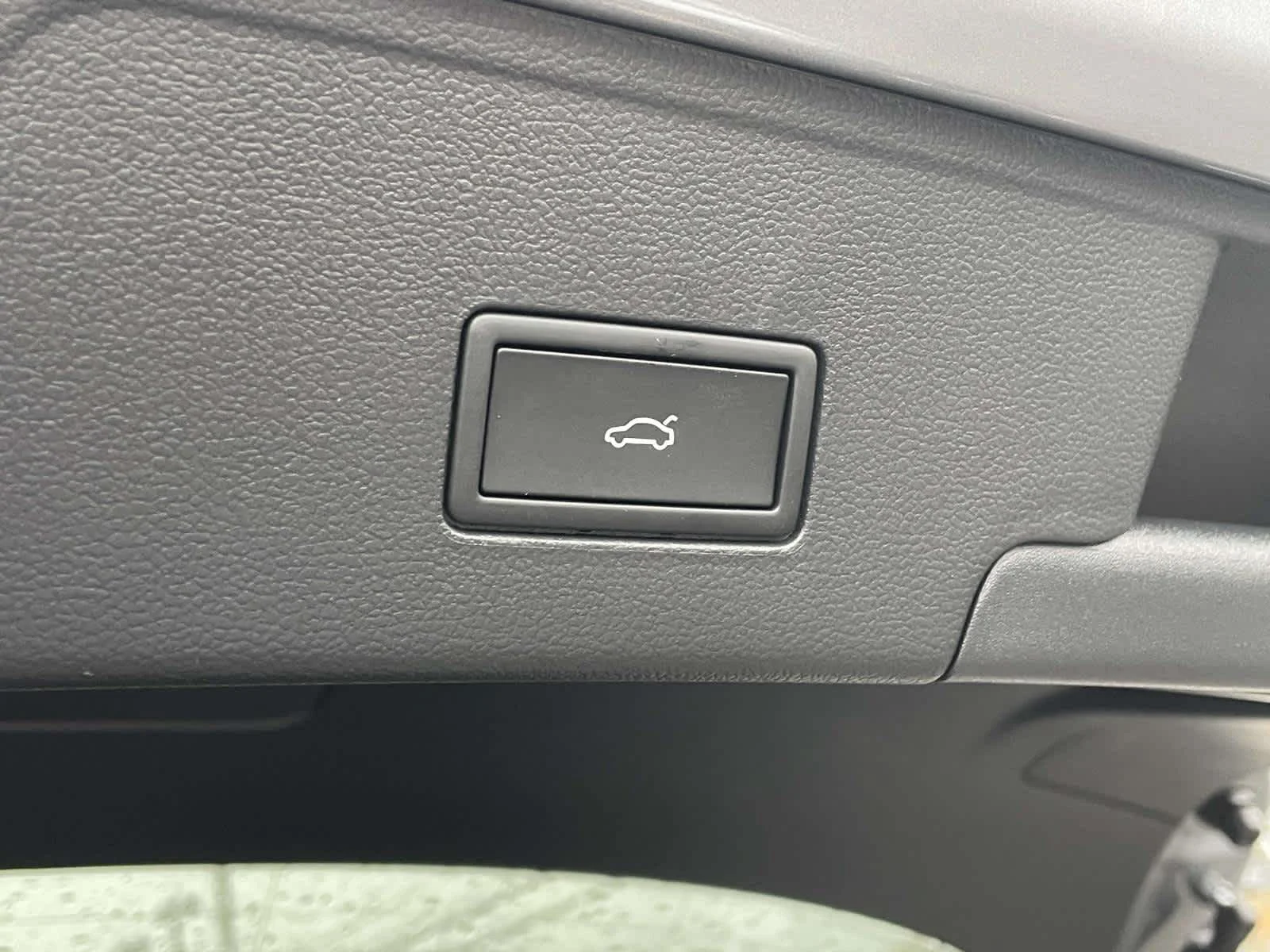 New 2026 Q3Q3/Silver Volkswagen 2.0T SEL Premium R-Line image 17