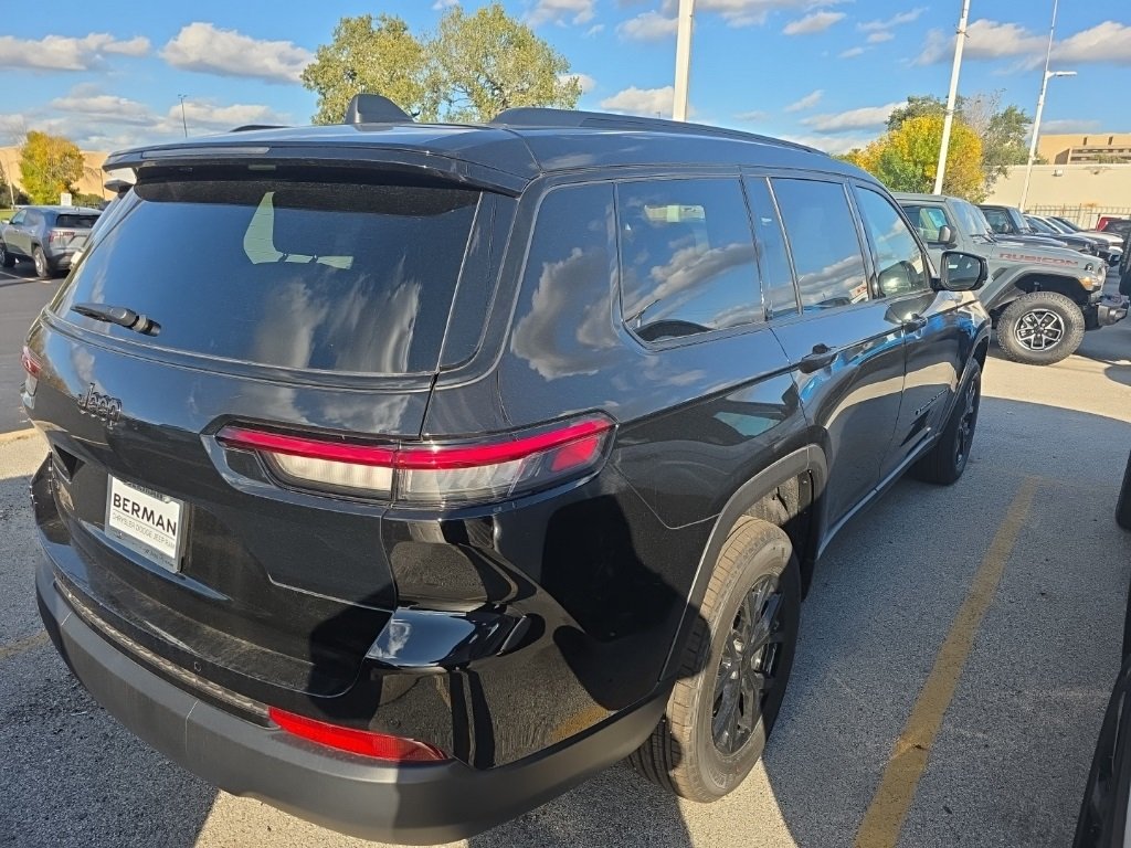 2025 Jeep Grand Cherokee Altitude photo 3